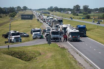 Desde TUDA, que agrupa a unos 2.000 dueños y choferes de camiones, reclaman una rápida actualización de tarifas basada en los aumentos de costos, especialmente el combustible, que tuvo tres incrementos de precios en lo que va de enero y que suman alrededor del 11%