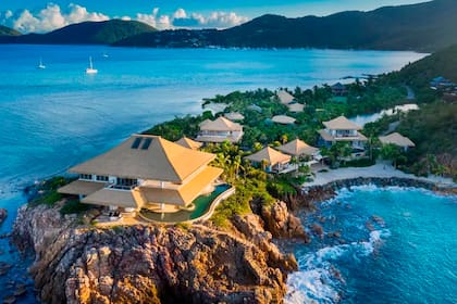 Desde un drone, el Branson Estate ha sido construido lo alto de un acantilado, sobre las dos bahías