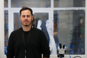 Desde un laboratorio, Federico D´Alvia Vegh intenta crear un bioprocesador que permitirá producir carne celular, materiales y medicamentos