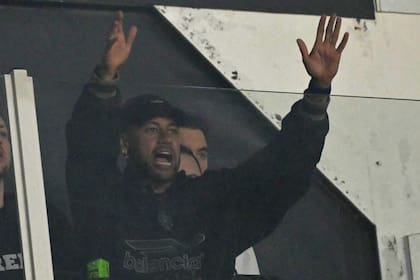 Desde un palco, Neymar siguió el partido entre Santos y San Lorenzo: el crack es parte de la lista de Brasil para el Mundial, pero una lesión lo dejó fuera del choque con el Ciclón