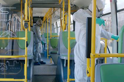 Desde un picaporte, el botón de un ascensor o el pasamano del colectivo, con la nueva normalidad todas las superficies de alto contacto social se nos han vuelto sospechosas.