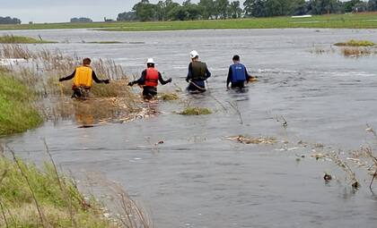 Desde un primer momento, las fuerzas abocadas al operativo realizaron rastrillajes de a pie con grampines, en una extensión de más de 1000 metros aledaños al canal de la estancia El Cabildo y con lanchas, semirrígidos y botes en una extensión de 900 metros sobre el canal Piñeyro