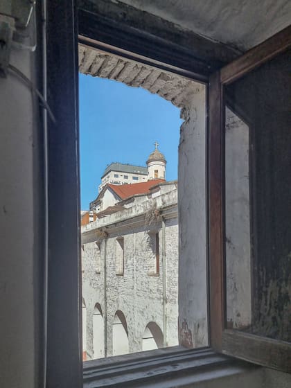 Desde una de las ventanas de la planta alta se divisa la solida imágen del edificio.