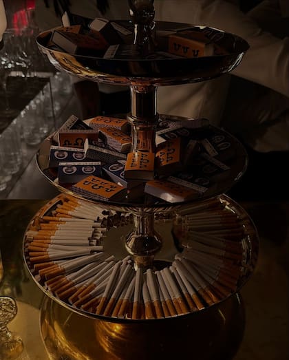 Desde una fuente de cigarrillos hasta un espacio de remeras con la cara de la cantante: los souvenirs del cumpleaños (Instagram: @emiliamernes)