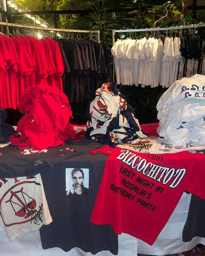 Desde una fuente de cigarrillos hasta un espacio de remeras con la cara de la cantante: los souvenirs del cumpleaños (Instagram: @emiliamernes)