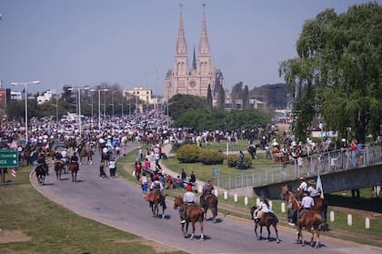 Desde1945, todos los años se realiza la tradicional peregrinación a caballo hacia la Virgen de Luján