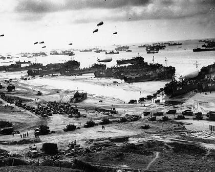 Desembarco de equipamiento en las playas de Normandía tras la invasión inicial aliada (Archivo)