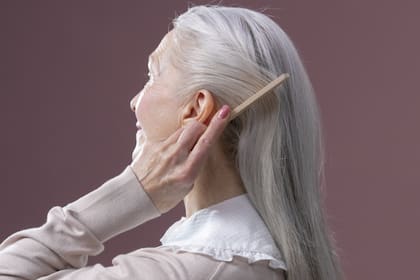 Desenredar el cabello: trucos y consejos para mantener tu melena sin nudos