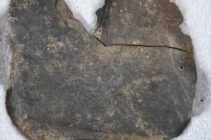 Hallan una piedra tallada que perteneció un pueblo extinto misteriosamente hace 2500 años
