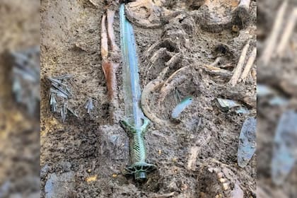 Arqueólogos alemanas encontraron un arma con empuñadura octogonal, hecha enteramente de bronce y que data de finales del siglo XIV