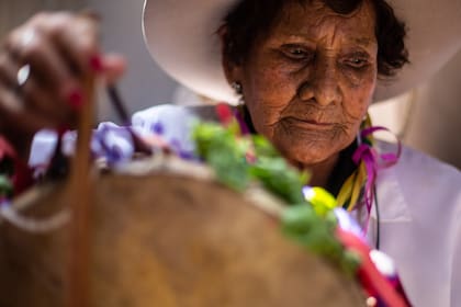 Las cajas copleras están decoradas con flores coloridas del lugar