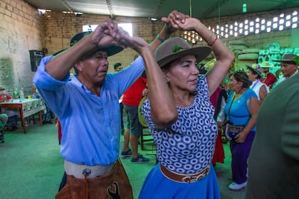 Después de la ceremonia religiosa por el carnaval, comienza el baile