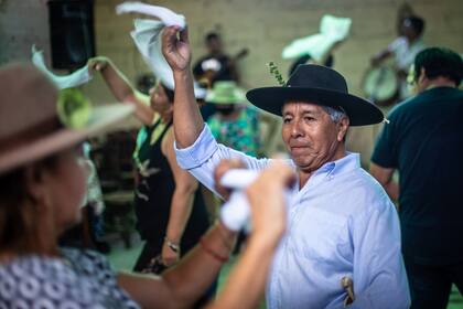 En un ambiente lleno de magia, se baila y se revolean pañuelos por el aire