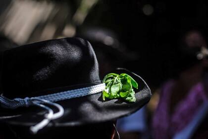 Ramos de albahaca se colocan en los sombreros para perfumar el lugar