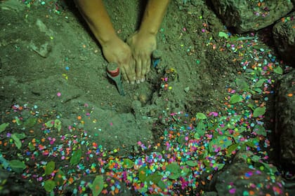 Desentierro del carnaval en Salta. la familia Baez, como hace 40 años dio apertura al ritual de antaño, desenterrando el mojón donde guardan botellas de vino y gaseosas