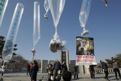 Desertores norcoreanos y activistas envían frecuentemente globos con contenidos políticos y culturales del Sur al Norte, lo que suele causar la ira del régimen de Kim.