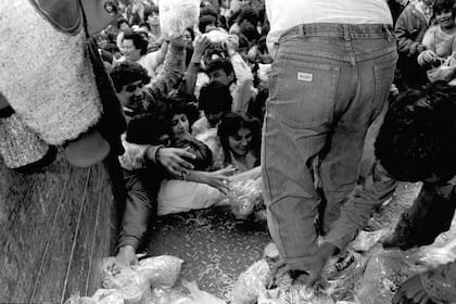 Desesperación por un paquete de fideos en el supermercado Llaneza, de Wilde