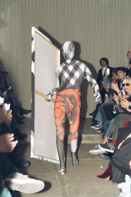 Desfilaron artistas, galeristas y demás personajes del mundo del arte. Marta Minujín aplaudió cada pasada/performance desde primera fila (foto: Bárbara Arcuschin)