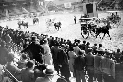 Desfile de carros de reparto en la Exposición Rural de Palermo, el 14 de agosto de 1938.