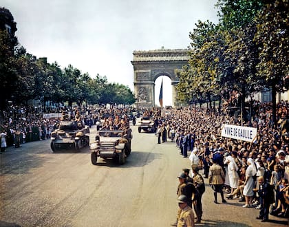 Desfile de la 2ª División Blindada del general Leclerc por los Campos Elíseos de París el 26 de agosto de 1944