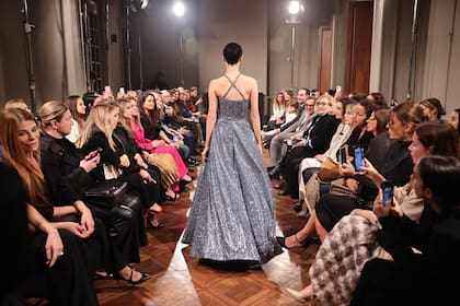 Desfile de la diseñadora Camila Romano en la Semana de la Alta Costura