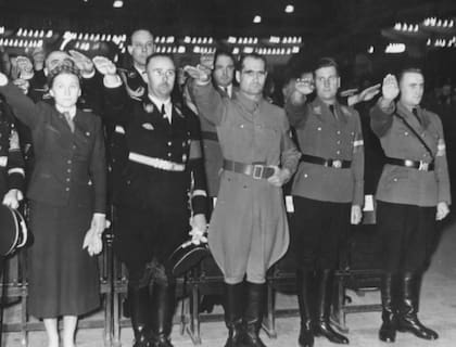Desfile de las Juventudes Hitlerianas en el Sportpalast de Berlín, 13 de febrero de 1939. En la imagen: Gertrud Scholtz-Klink, Heinrich Himmler, Rudolf Hess, Baldur von Schirach y Artur Axmann. Ludolf von Alvensleben aparece detrás de Himmler.