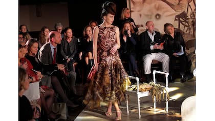 Desfile de las modelos con las creaciones de la colección de alta costura primavera-verano 2017 la de Franck Sorbier presentado en París