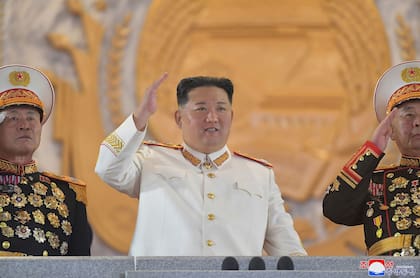 Esta foto tomada el 25 de abril de 2022 y publicada por la Agencia Central de Noticias de Corea del Norte (KCNA) el 26 de abril muestra al líder norcoreano Kim Jong Un (C) asistiendo a un gran desfile militar celebrado en la plaza Kim Il Sung de Pyongyang para conmemorar el 90º aniversario de la fundación del Ejército Revolucionario Popular de Corea. 