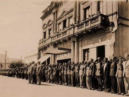 Desfile militar frente al teatro. 1945