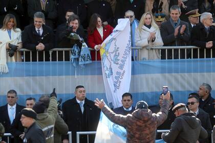 Un veterano de Malvinas saluda al palco oficial