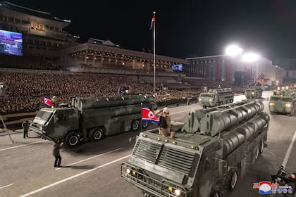 Desfile militar que marca el 75 aniversario de la fundación del Ejército Popular de Corea del Norte