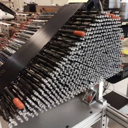 DESI cuenta con 10 estructuras como la que vemos en la foto. En cada una hay 500 posicionadores robóticos conectados a fibras ópticas que giran en forma independiente para captar la luz.