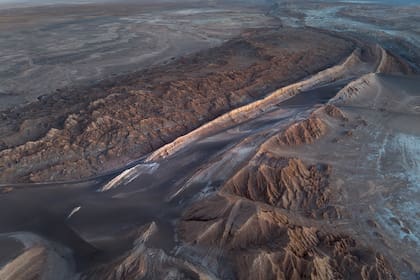Ubicado en el tercio norte de Chile entre dos cadenas montañosas, Atacama es posiblemente el desierto más antiguo de la Tierra, experimentando una aridez extrema durante al menos 3 millones de años