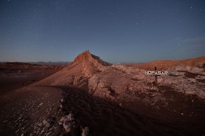 Geográficamente, la aridez de Atacama se explica por estar situado entre dos cadenas montañosas (los Andes y la Cordillera de la Costa de Chile) de suficiente altura para evitar la advección de humedad del Océano Pacífico o del Atlántico.