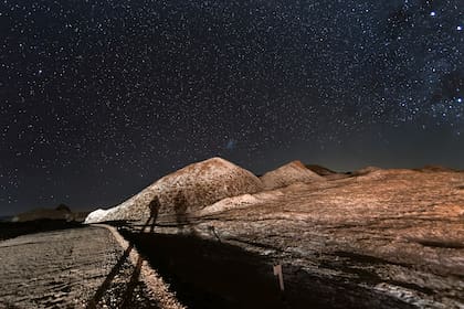 La Vía Láctea aparece sobre formaciones de sal en el Valle de la Luna en el Desierto de Atacama, llamado así por su apariencia lunar