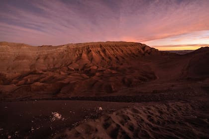 Es una meseta desértica en el norte de Chile, América del Sur. Cubre una franja de tierra de 1.600 km en la costa del Pacífico, al oeste de la Cordillera de los Andes. 