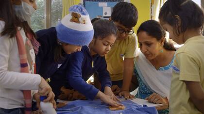 Design for Change utiliza un marco de diseño simple de cuatro pasos: FIDS Sentir, Imaginar, Hacer, Compartir