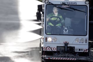 En las calles: así trabaja el equipo especial que mata día a día al virus
