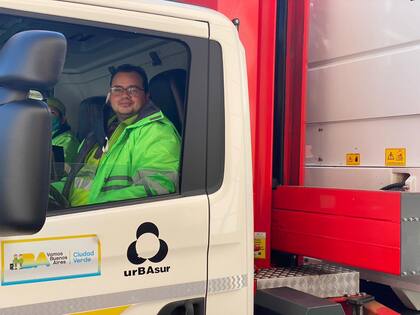 Fernando tiene 39 años y es de Lanús. Trabaja en Urbasur hace 14 años y se siente orgulloso por la esencial tarea que realiza para combatir el coronavirus