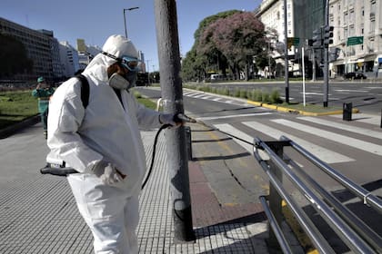 Desinfección de pasamanos en la Avenida 9 de Julio