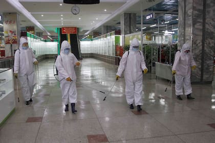 Desinfección de un centro comercial en Pyongyang. La pandemia pegó duro en la economía norcoreana por el cierre de fronteras con China