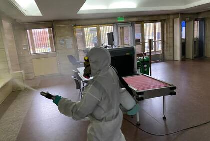 Un gran operativo de limpieza se dispuso tras detectarse un caso de coronavirus en el edificio de Comodoro Py 2002