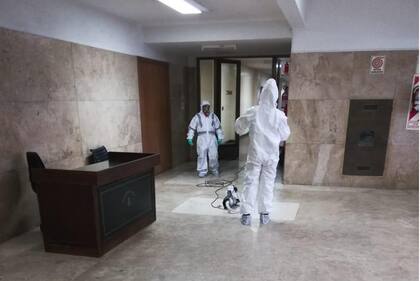 Si bien el contagio detectado es el de un trabajador del tercer piso, el operativo de limpieza alcanzó a todo el edificio