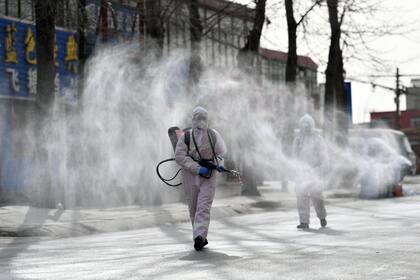 Desinfección en las calles de un distrito de Shijiazhuang, en China