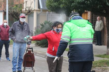 Desinfección sobre el acceso a Villa Azul, en Quilmes