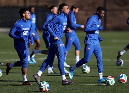 Desiré Doué, Kylian Mbappé y Ousmane Dembélé se mueven en la última práctica de Francia para el amistoso de este jueves con Brasil, rumbo al Mundial.