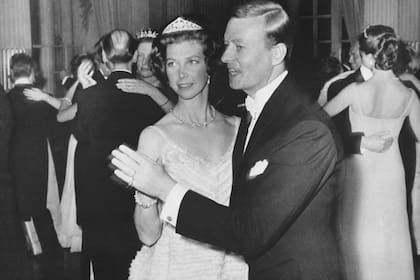 Désirée y Niclas Silfverschiöld, en 1964, durante el banquete que dieron tras haber pasado
por el altar. Para esta recepción, lució una tiara discreta, pendientes de perlas y un collar Riviére