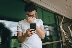 Deslizar sin pensar: el gesto más cotidiano del mundo puede ser también uno de los más dañinos para la mente.