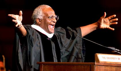 Desmond Tutu, el activista sudafricano ganador de un Nobel de la Paz, arzobispo anglicano retirado de Ciudad del Cabo y que luchó por la justicia racial y los derechos LGTB, ha muerto. Tenía 90 años. 