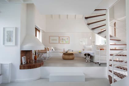 Desnivel y sillón de obra, dos rasgos típicos de los años setenta que acá toman un lenguaje completamente actual.